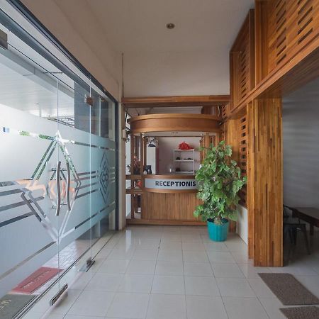 Hotel Reddoorz Near Gajah Mada Pontianak Extérieur photo