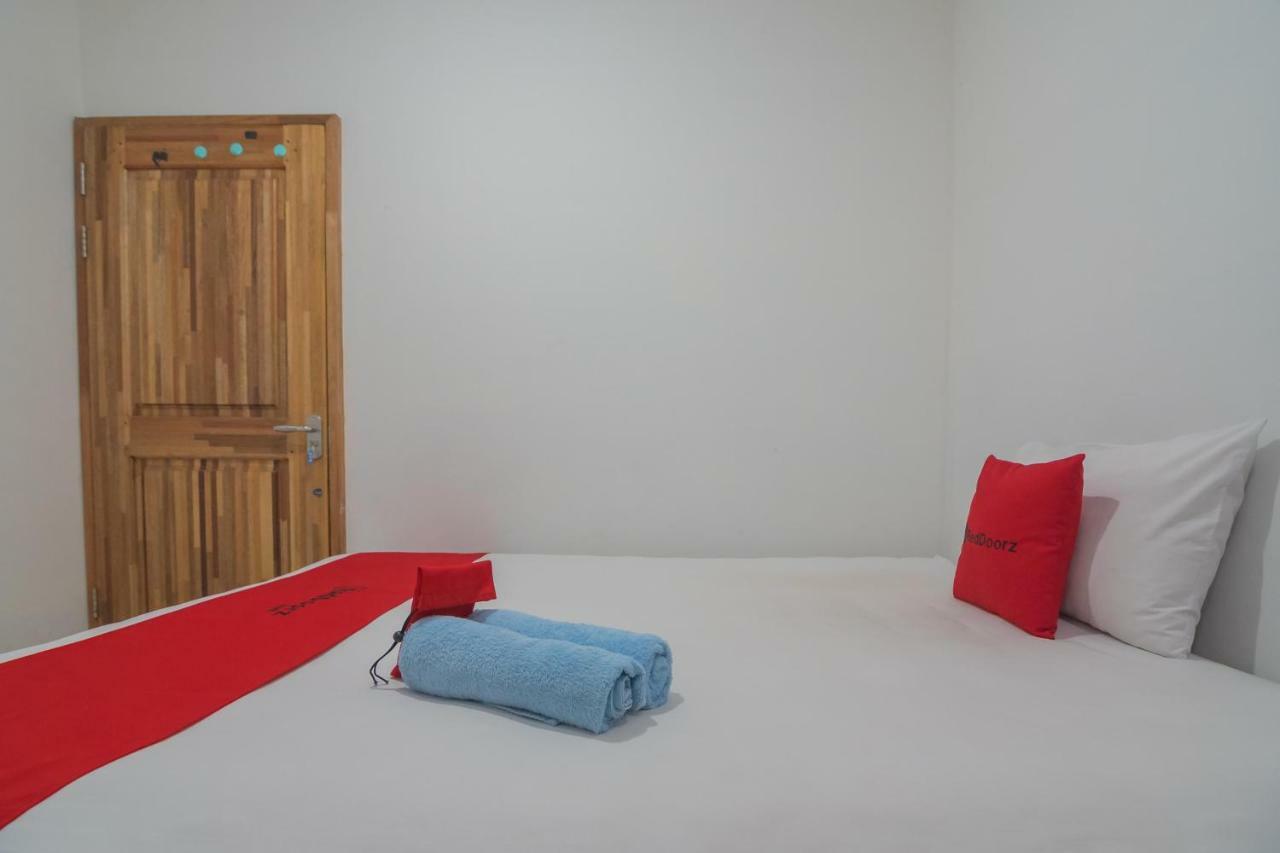 Hotel Reddoorz Near Gajah Mada Pontianak Extérieur photo