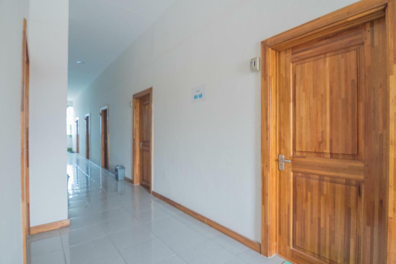 Hotel Reddoorz Near Gajah Mada Pontianak Extérieur photo