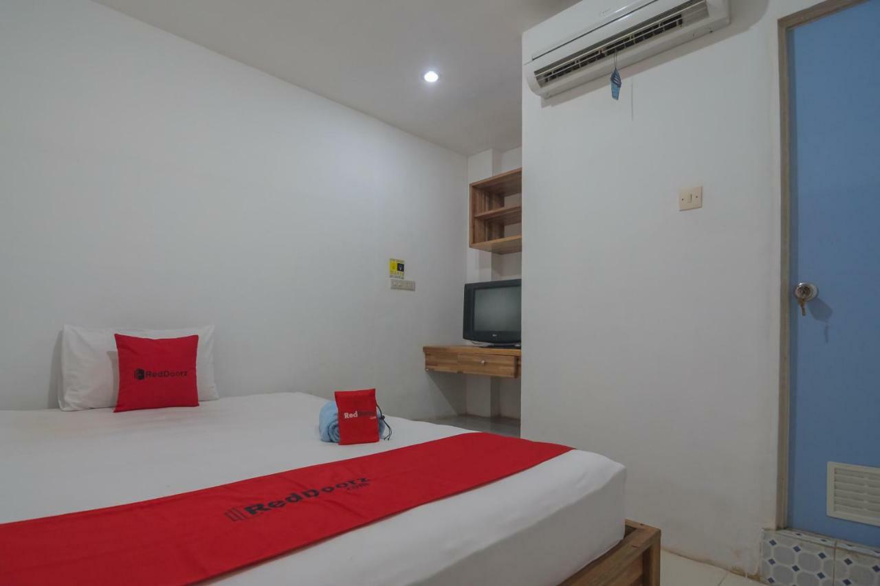 Hotel Reddoorz Near Gajah Mada Pontianak Extérieur photo